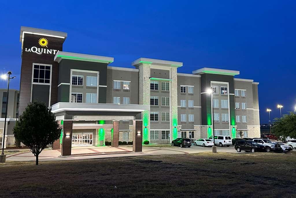 La Quinta Inn & Suites By Wyndham Ft Worth-Burleson Esterno foto