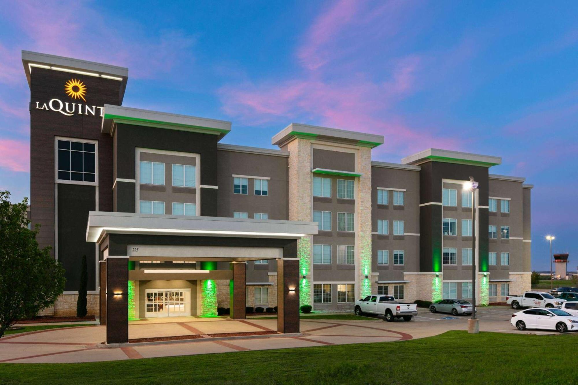La Quinta Inn & Suites By Wyndham Ft Worth-Burleson Esterno foto