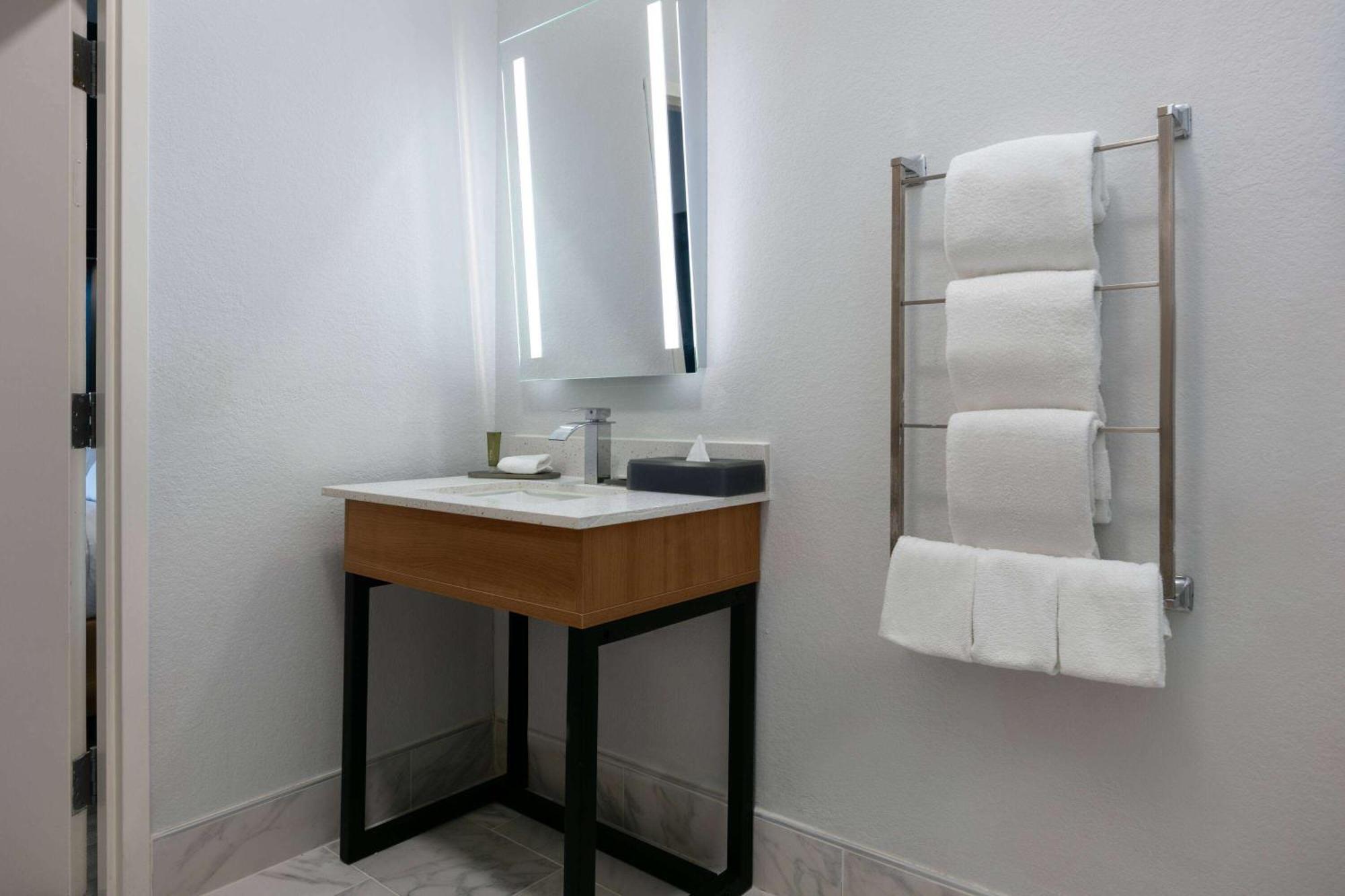 La Quinta Inn & Suites By Wyndham Ft Worth-Burleson Esterno foto