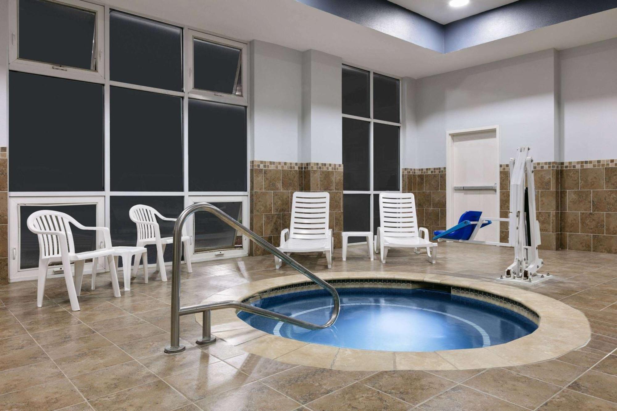 La Quinta Inn & Suites By Wyndham Ft Worth-Burleson Esterno foto